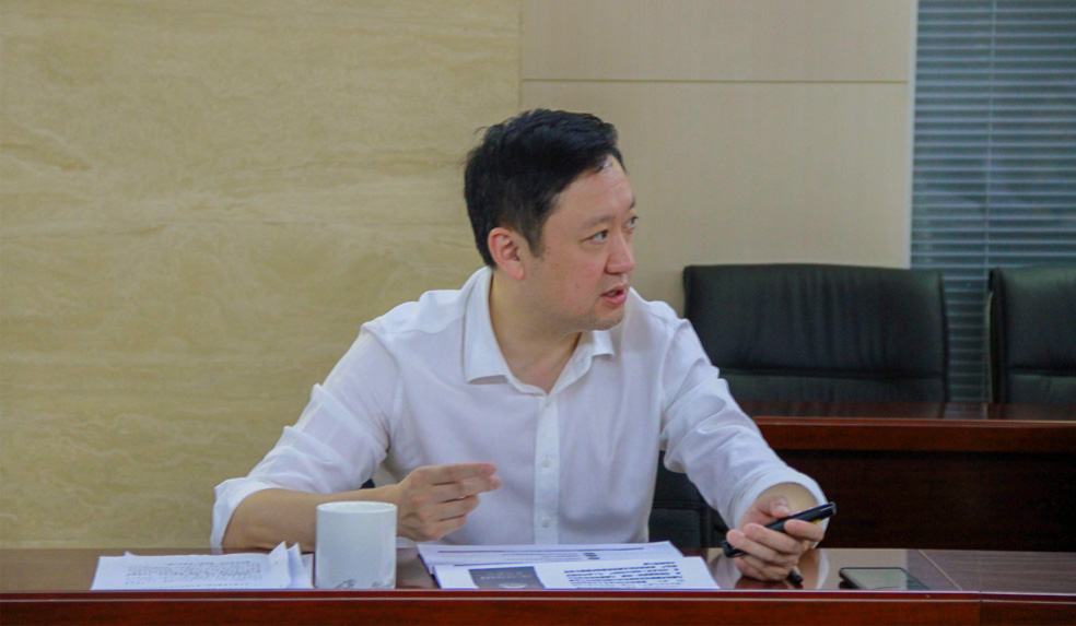 杜巖岫同志參加支部活動，為黨員講授黨課